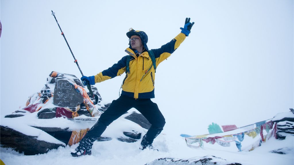 六月暴雪，登顶四姑娘山大峰