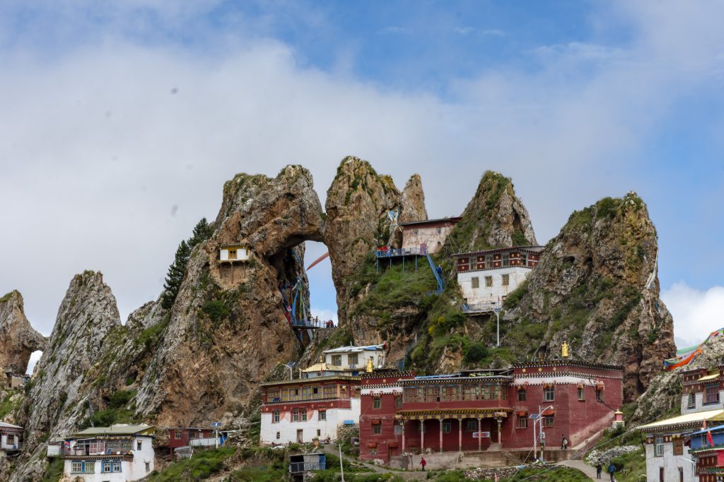 由成都进藏，除了川藏南线318和川藏北线317，还有一条至今无人走完全程的进藏之路——川藏中线