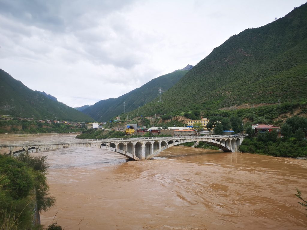 由成都进藏，除了川藏南线318和川藏北线317，还有一条至今无人走完全程的进藏之路——川藏中线