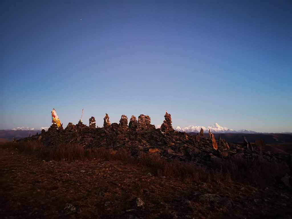 黑石城-人、车、日照金山